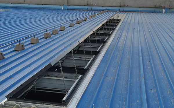 某城市大型商业综合体中庭延长排烟窗工程